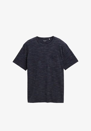 Camiseta de manga corta azul marino hecha de tela texturizada, con un pequeño bolsillo en el pecho y un cuello redondo clásico.