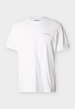 T-shirt blanc à manches courtes et col rond avec un petit logo rouge Columbia sur le côté gauche de la poitrine, sur un fond uni.