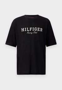 Čierne sieťované tričko s bielym nápisom "HILFIGER" a "Racing Club", krátke rukávy a voľný strih. Dýchaná tkanina.