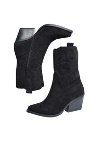 Stivali da cowboy in suede neri con punta appuntita, tacco basso e impilato, e cuciture decorative; cerniera laterale per una facile calzata.