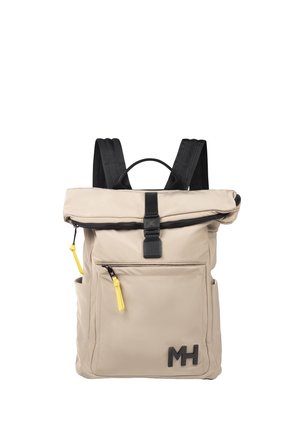 Mochila beige con cierre enrollable, correas negras, bolsillo delantero con cremallera con tira amarilla, bolsillos laterales y logo negro "MH" en la esquina inferior.