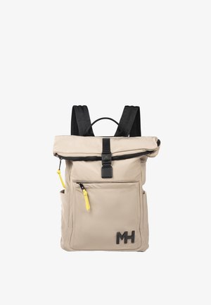 Mochila beige con cierre enrollable, correas negras, bolsillo delantero con cremallera con tira amarilla, bolsillos laterales y logo negro "MH" en la esquina inferior.