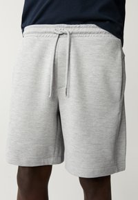 Grau melierte Baumwollshorts mit einem elastischen Bund und Kordelzug, mit gesteppten Details und seitlichen Taschen.