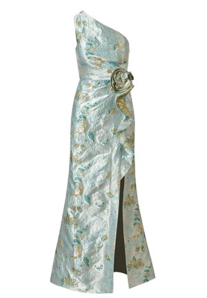 Asymmetrische lichtblauwe satijnen jurk met bloemenprint, gouden accenten, een split aan de voorkant en een grote stoffen roos in de taille.