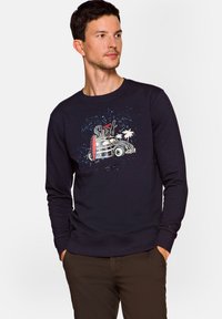 Granatowy sweter z mieszanki bawełny, z grafiką retro furgonetki z deską surfingową, podkreśloną palmami i plamami farby.