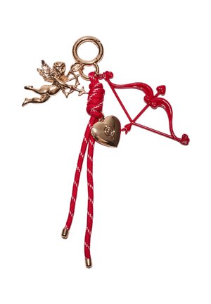 Ciondolo di cupido in oro che tiene un arco e una freccia, fiocco rosso con punta a forma di cuore, ciondolo a forma di cuore in oro e accessorio portachiavi con cordino rosso.