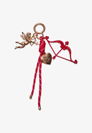 Gouden cupido-bedel die een boog en pijl vasthoudt, rode boog met hartvormige pijlpunt, gouden hartbedel en rood koord sleutelhangeraccessoire.