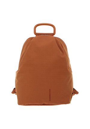 Sac à dos en tissu orange avec une surface texturée, une poignée supérieure, des bretelles ajustables et une fermeture éclair. Silhouette simple et arrondie avec un détail logo.