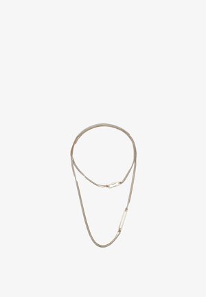 Collier à chaîne métallique à deux rangs, un ton argenté et un ton or rose, avec une barre argentée lisse en accent. Design minimaliste.