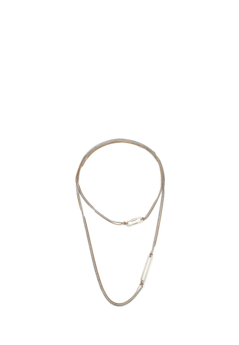 Collier à chaîne métallique à deux rangs, un ton argenté et un ton or rose, avec une barre argentée lisse en accent. Design minimaliste.