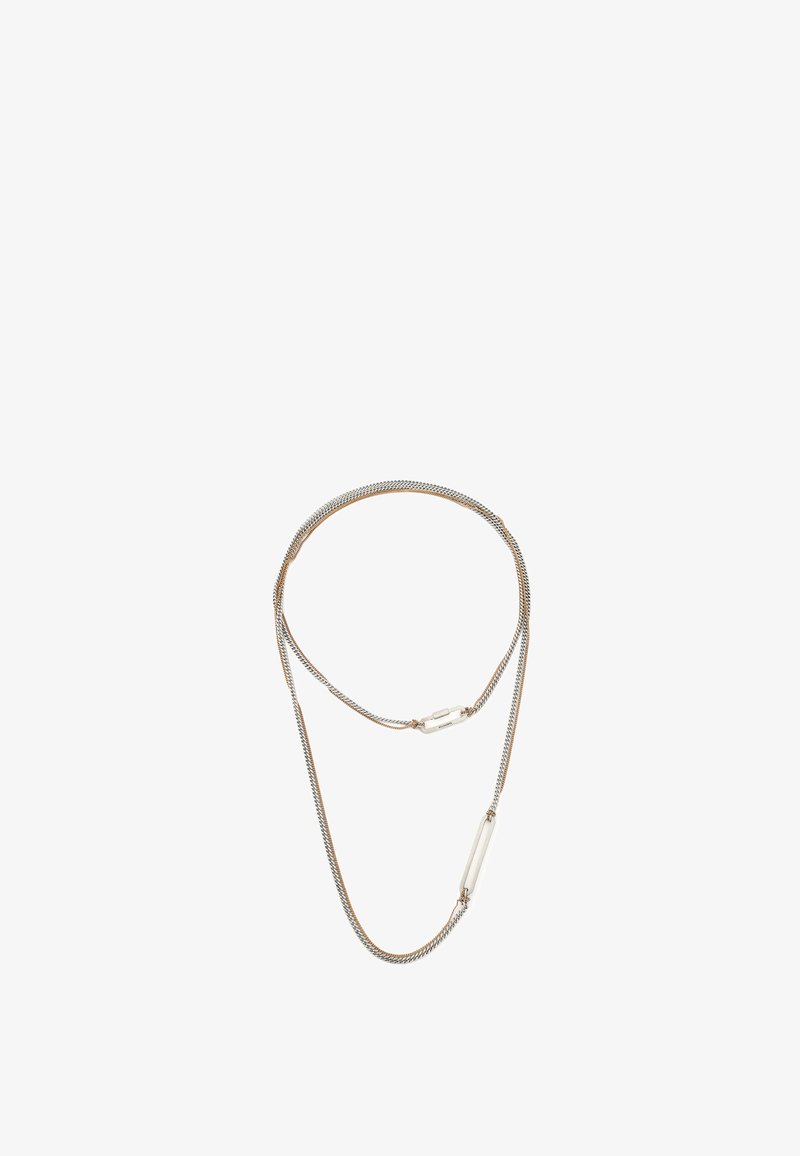 Collier à chaîne métallique à deux rangs, un ton argenté et un ton or rose, avec une barre argentée lisse en accent. Design minimaliste.
