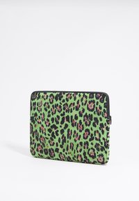Custodia per laptop con stampa leopardata verde, dettagli neri e rosa, dotata di chiusura con zip e superficie liscia. Forma rettangolare.