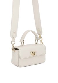 Petit sac à main en cuir blanc avec une poignée supérieure et une bandoulière réglable, doté d'une fermeture à clé dorée et d'accents de couture minimalistes.