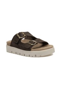 Sandalias deslizantes de ante marrón con dos hebillas ajustables y una suela de goma de color claro que presenta surcos profundos para mayor tracción.