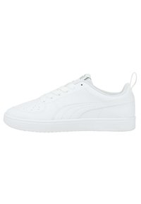 Scarpa sportiva bianca con tomaia in pelle liscia, chiusura con lacci, dettagli perforati e suola in gomma testurizzata. Logo Puma sul lato.