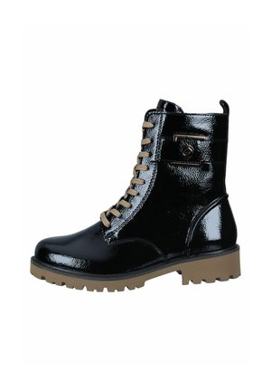 Bottine en cuir verni noir avec une semelle épaisse beige, un laçage à l'avant et un détail de quincaillerie décoratif sur le côté. Texture lisse et brillante.