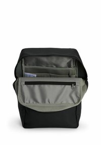 Musta viestintälaukku, jossa on läpällinen kansi. Sisältää harmaan sisäosan, useita säilytyslokeroita ja etupuolella vetoketjusuljettavan osaston. Teksturoitu materiaali.