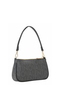 Sac d'épaule synthétique gris avec une finition texturée, doté d'une fermeture éclair dorée, d'un motif de logo et d'une poignée unique pour le porter.