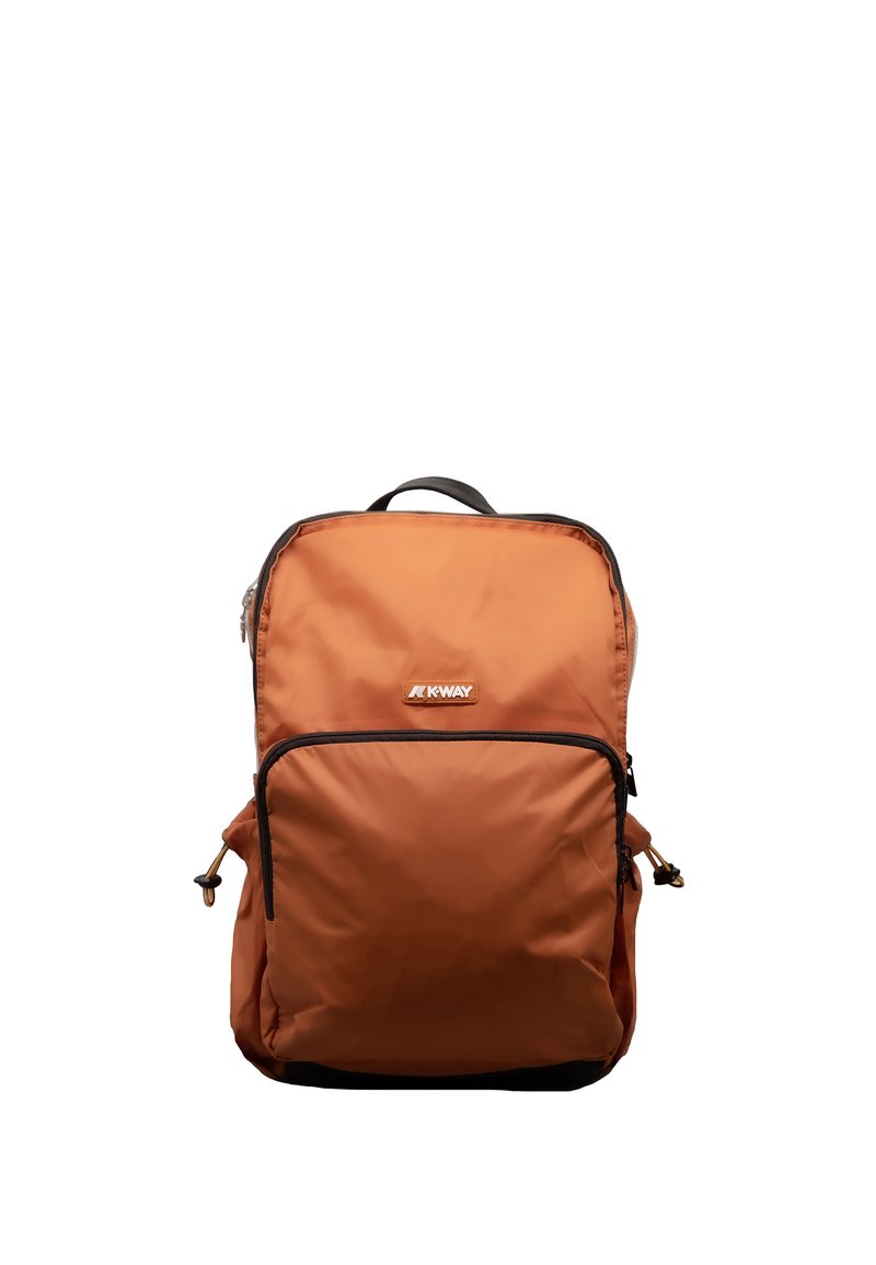 Pomarańczowy plecak nylonowy z zamykanym na zamek głównym schowkiem, przednią kieszenią, czarnymi akcentami i regulowanymi paskami. Posiada logo na środku.