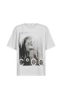 Balta kokvilnas T-krekls ar melnbaltu grafisku attēlu, kurā redzama sievietes seja, zem kuras ir teksts "C°CO". Īsas piedurknes, apaļa apkakle.
