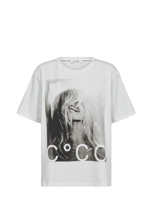 Baltas medvilninis marškinėlis su juoda ir balta moters veido grafika, po kuria yra tekstas „C°CO“. Trumpomis rankovėmis, apvalia apykakle.