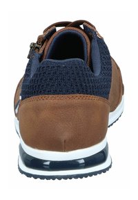 Braune Sneaker mit einem strukturierten navyblauen Obermaterial und einer glatten braunen Lederferse, ausgestattet mit einer weißen Zwischensohle und einer Gummisohle. Mit Schnürhardware akzentuiert.