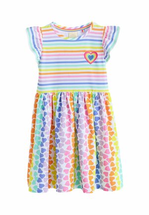 Dievčenské krátke šaty s krátkym rukávom, s dúhovými pruhmi na vrchu, farebným vzorom srdiečok na sukni a náplasťou s dúhovým srdiečkom na hrudi.