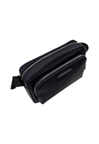 Borsa a tracolla in pelle nera con due scomparti con zip, hardware argento e finitura texture. Cinghia regolabile per un uso versatile.