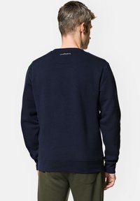 Granatowy sweter z długim rękawem, wykonany z miękkiego materiału, z prążkowanymi mankietami i okrągłym dekoltem, z logo na plecach.