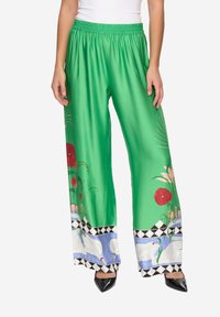 Zelené široké saténové kalhoty s květinovými a labutími motivy na lemu, s elastickým pasem a hladkou texturou.
