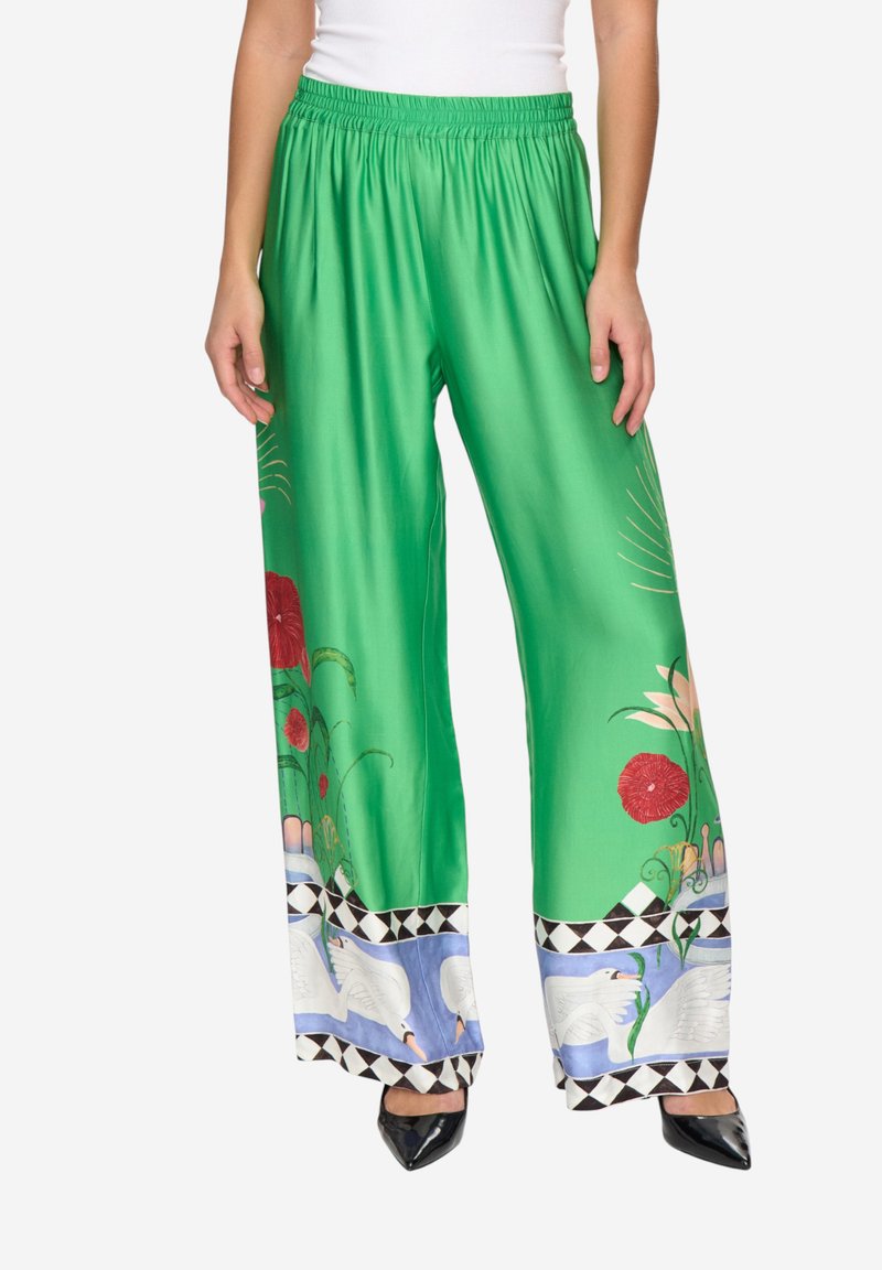 Zelené široké saténové kalhoty s květinovými a labutími motivy na lemu, s elastickým pasem a hladkou texturou.