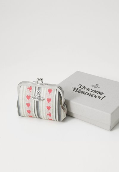 Stofftasche mit silbernem Verschluss, ausgestattet mit grau- und cremefarbenen Streifen, verstreuten pinken Herzen und einem kleinen silbernen Logodetail. Verpackung in einer Box enthalten.