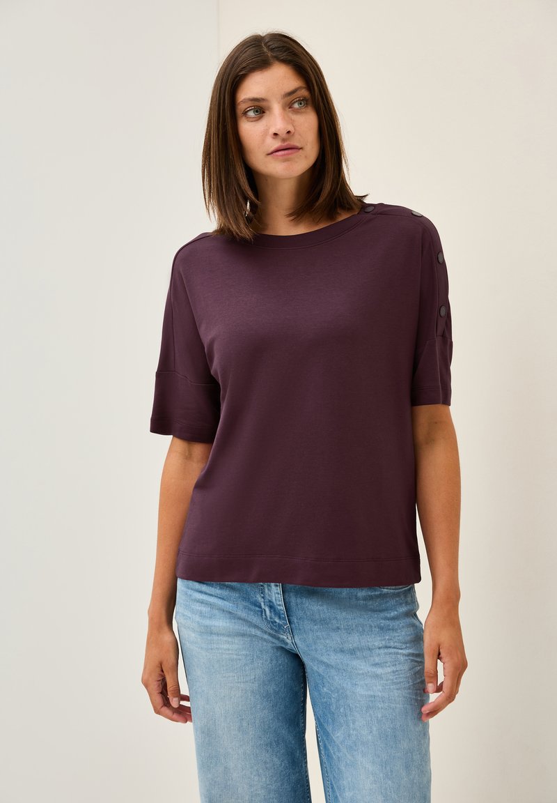 Donkerpaarse short-sleeve top van zachte stof, met een ronde hals en decoratieve zwarte knopen op de schouder. Casual pasvorm en zoom.