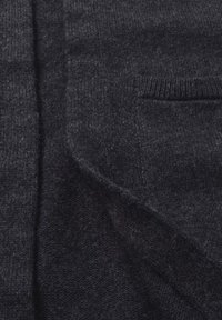 Dunkelgrauer Wollcardigan mit weicher Textur, ausgestattet mit einer Fronttasche und gerippten Kanten. Der Stoff zeigt subtile Farbvariationen.