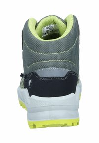 Šedá sportovní bota s síťovinovým svrškem, neonově žlutými akcenty, zpevněnou patou a texturovanou podrážkou pro lepší přilnavost, s poutkem na zadní straně.