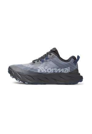 Chaussure de course athlétique gris foncé avec semelle noire épaisse, tige rayée, accents bleus, fermeture à lacets et languette à l'arrière du talon.