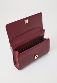 Tommy Hilfiger ETERNITY CHAIN CROSSOVER - Torba preko tijela - raspberry truffle
