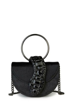 Bolso negro con un asa metálica redonda, una solapa frontal texturizada y una correa decorativa con acentos similares a gemas que presenta varias formas.