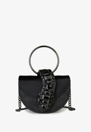 Zwarte handtas met een ronde metalen handgreep, een getextureerde klep aan de voorkant en een decoratieve strap met edelsteentjesaccenten in verschillende vormen.