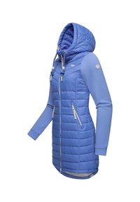 Svetlo modrá bunda s kapucňou, ktorá má prešívaný dizajn, zips vpredu, kontrastné rukávy a nastaviteľné šnúrky na kapucni.