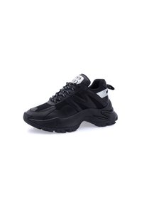 Sneakers neri realizzati con un mix di pelle liscia e rete. Suola spessa, punta arrotondata e lacci bianco e neri con un logo sulla linguetta.