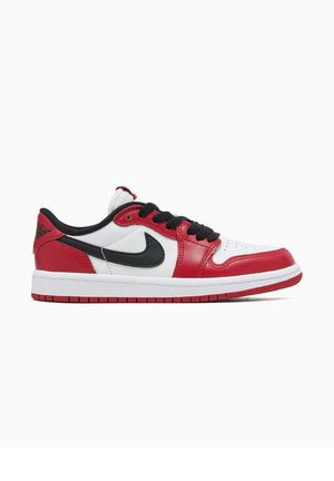 Sneaker basse con base bianca, sovrapposizioni rosse, lacci neri e logo Nike nero sul lato.