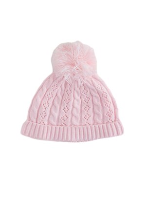 Blød lyserød strikket vinterhat med kabel- og diamantmønstre og en stor, fluffy pompon på toppen.