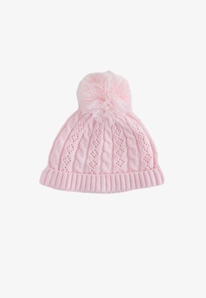 Blød lyserød strikket vinterhat med kabel- og diamantmønstre og en stor, fluffy pompon på toppen.