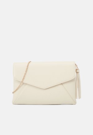 Sac pochette synthétique crème avec design enveloppe, bandoulière chaîne dorée, fermeture éclair et détail frange latérale. Texture lisse avec accents cousus.