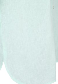 Světlomodrá lněná košile s texturovaným povrchem, zaobleným lemem a jemným prošíváním podél límce a rukávů.