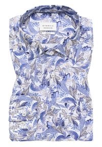 Langærmet, slim-fit skjorte med hvid baggrund og mønster af blå blomster og blade. Har hvide knapper og en klassisk krave.