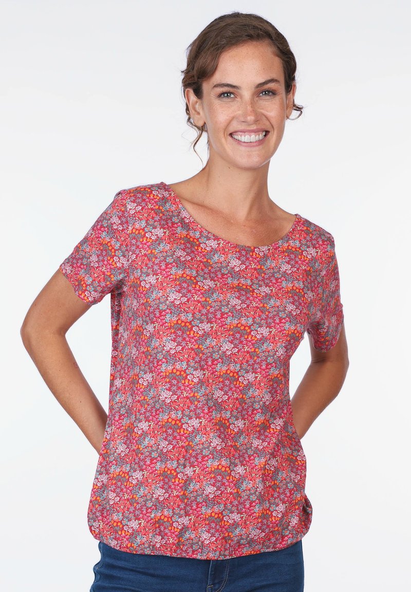 Bluse mit Blumenmuster und kurzen Ärmeln, Rundhalsausschnitt, hauptsächlich in Rosatönen mit Akzenten in Rot, Orange und Grau. Weicher Stoff.