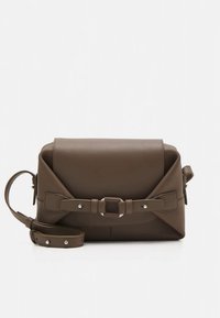 Ruda odinė petnešėlė su struktūruota forma, turi priekinį užsegamą sklendę, sagties detalę ir reguliuojamą dirželį. Lygus paviršius.