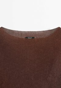 Ruskea raidoitettu neulepaita, jossa on avara pääntie ja teksturoitu pinta. Tunnuksessa lukee "Massimo Dutti".